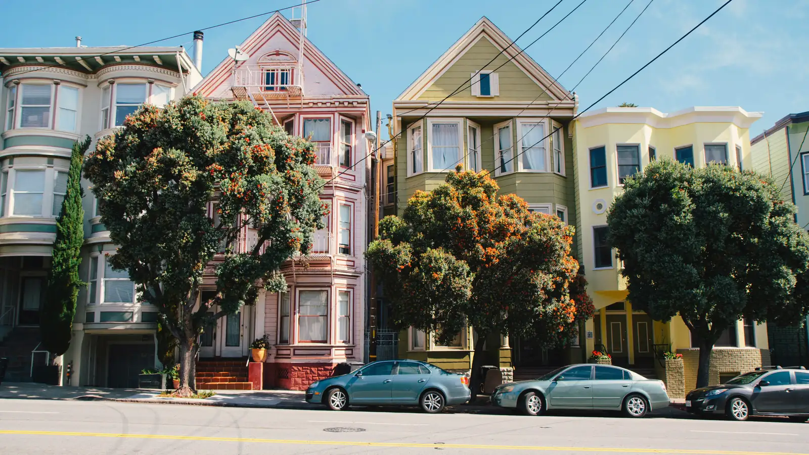 Edificios victorianos de apartamentos en una calle de San Francisco